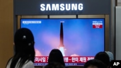 2026년 8월 20일 서울역에 설치된 TV 화면에 북한의 미사일 발사 소식이 전해지고 있다.