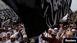 Kelompok Hizbut Tahrir Indonesia (HTI) mengadakan protes untuk menentang keputusan Presiden Joko Widodo untuk membubarkan HTI, dalam aksi di Jakarta, 18 Juli 2017. (Foto: Reuters/Beawiharta)