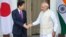 日本首相安倍和印度总理莫迪在新德里握手（2015年12月12日）