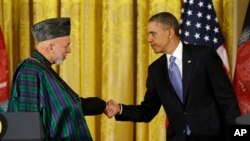 အာဖဂန်သမ္မတ Hamid Karzaiနဲ့ အမေရိကန်သမ္မတ Barack Obama အိမ်ဖြူတော်တွင် တွေ့ဆုံစဉ်။ (ဇန်နဝါရီ ၁၁၊ ၂၀၁၃)