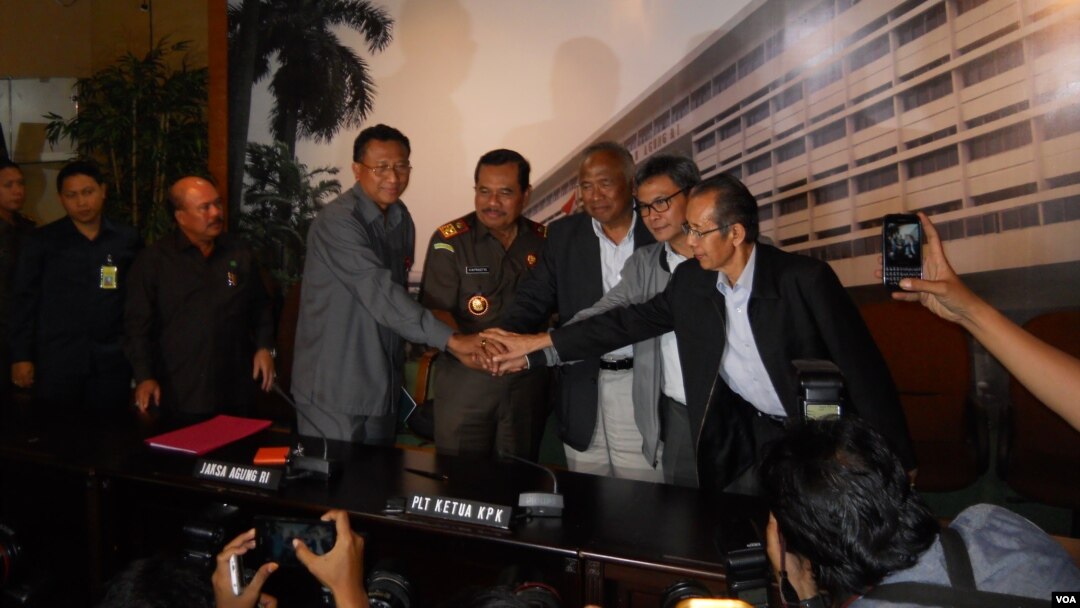 Ketua KPK Sementara Taufiequrachman Ruki dan jajaran pimpinan KPK saat berkunjung ke kantor Kejaksaan Agung (foto: VOA/Andylala).