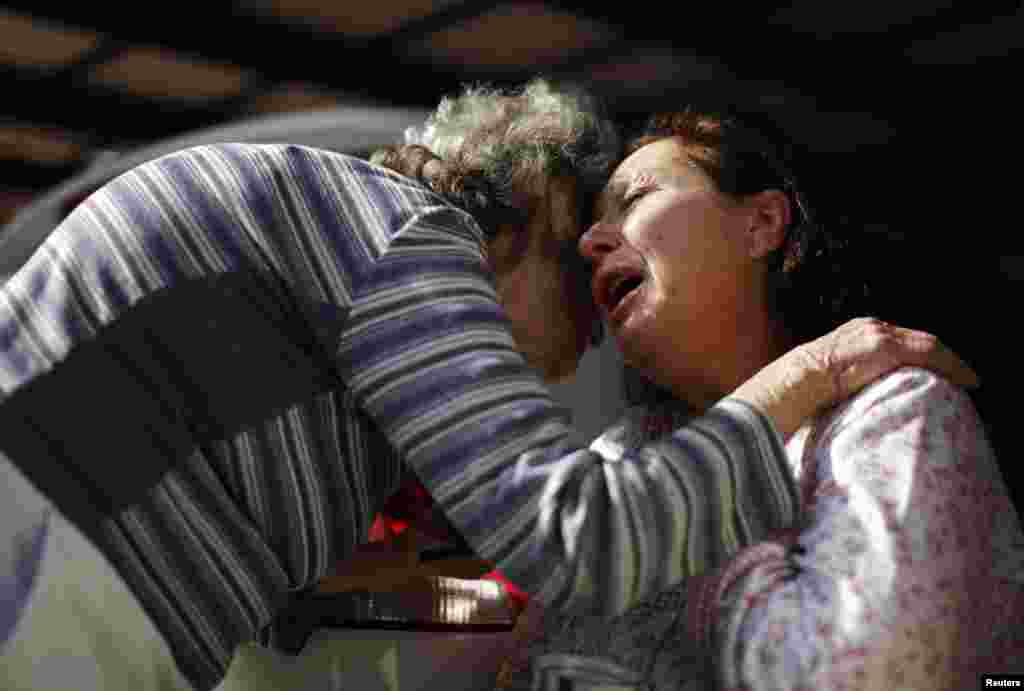 21일 팔레스타인 무장단체 하마측이 이스라엘에 발사한 로켓포 포탄으로 부상당한 이스라엘 여성.
