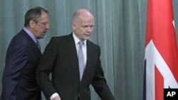 Russia's Foreign Minister Sergey Lavrov (l) and his British counterpart William Hague walk to a press conference after their meeting in Moscow, May 28, 2012 (AP).