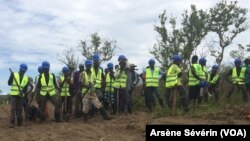 Des jeunes de Missié-Missié travaillent sur un chantier dans le district de Mindouli, Congo-Brazzaville, 23 octobre 2018. (VOA/Arsène Sévérin)