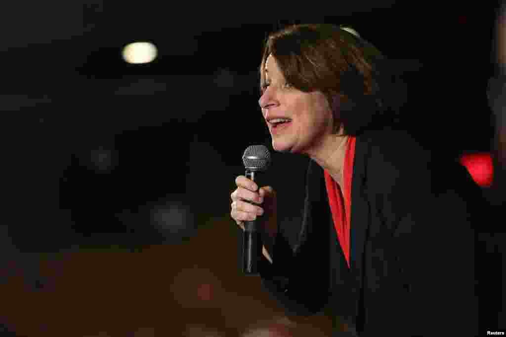 کاکس کے دوران ڈیموکریٹ پارٹی کے حامی اور کارکن لائبریریوں، اسکولز، جمنازیمز، عبادت گاہوں، ریستورانوں اور دیگر مختلف عوامی مقامات پر جمع ہوں گے اور مختلف امیدواروں کی پالیسیوں پر بحث مباحثے کے بعد اپنی پسند کے امیدوار کے حق میں رائے دیں گے۔