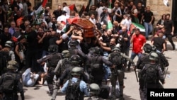 Pasukan keamanan Israel bentrok dengan warga Palestina yang menghadiri pemakaman wartawan Al Jazeera yang tewas ditembak, Shireen Abu Akleh, di Yerusalem, Tepi Barat, wilayah Palestina yang diduduki Israel (13/5).
