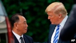 Presiden Trump (kanan) berbincang dengan Kim Yong Choi (kiri) mantan kepala intelijen dan orang terdekat pemimpin Korea Utara Kom Jong-un, seudai pertemuan di Gedung Putih, Washington D.C., 1 Juni 2018. (Foto: dok).