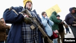 Chris Harris, de 13 años, porta un rifle AR-15 en un mitin a favor de las armas de fuego frente al Capitolio de Salt Lake City, en Utah.