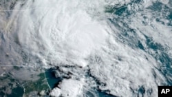 Una imagen satelital facilitada por la Administración Nacional Oceánica y Atmosférica de Estados Unidos muestra una tormenta tropical acercándose a la costa de Carolina del Sur, 27 de mayo de 2020.