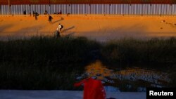 Migrantes solicitantes de asilo cruzan el río Bravo en Ciudad Juárez, México. [Foto: Archivo]