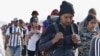 Rombongan migran berjalan di sepanjang jalan tol di Arriaga, negara bagian Chiapas, di selatan Meksiko, pada 8 Januari 2024. Mereka bergerak ke utara menuju perbatasan AS. (Foto: AP/Edgar H. Clemente)