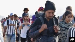 Rombongan migran berjalan di sepanjang jalan tol di Arriaga, negara bagian Chiapas, di selatan Meksiko, pada 8 Januari 2024. Mereka bergerak ke utara menuju perbatasan AS. (Foto: AP/Edgar H. Clemente)