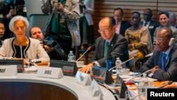 Direktur Pengelola IMF Christine Lagarde, bersama Presiden Bank Dunia Jim Yong Kim (tengah) pada rapat tahunan Bank Dunia - IMF di Washington DC yang lalu (foto: dok). 