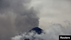 El Volcán de Fuego volcano lanza una columna de vapor y cenizas, visto desde Antigua, Guatemala. May 5, 2017.