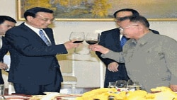 리커창 부총리와 건배를 드는 김정일 위원장