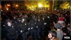 Polisi anti huru-hara bersiap untuk mengusir demonstran 'Occupy Wall Street' dari taman umum di kota Portland, Oregon (13/11).