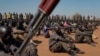 Des soldats sud-soudanais se rassemblent sur le site d'entraînement de la force conjointe chargée de protéger les personnalités à Gorom, dans les environs de Juba.