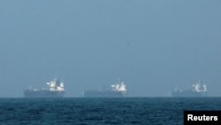 چند تانکر نفتی در سواحل فجیره، که به دلیل عملیات نظامی در منطقه از برنامه خروج خود از خلیج فارس جا مانده‌اند