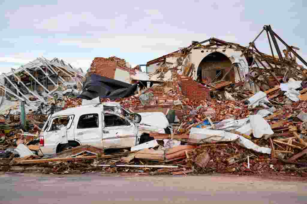 Una vista general de los daños y los escombros después de los devastadores tornados, en Mayfield, Kentucky.