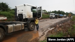 La RN1 est en très mauvais état à 80 km au nord de Libreville au Gabon le 30 novembre 2018.