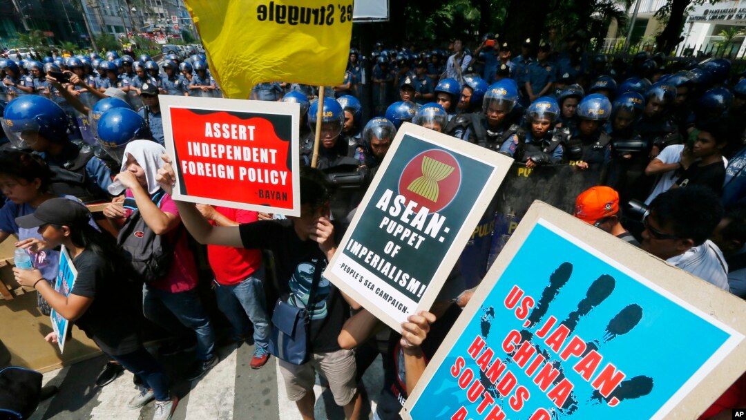 Para pengunjuk rasa melakukan aksi demo di depan Kedutaan AS di Manila, Filipina, 28 April 2017, menentang keterlibatan AS, Jepang dan China dalam ASEAN, menjelang berlangsungnya KTT ASEAN akhir pekan ini. (AP Photo/Bullit Marquez). 