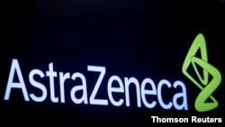 ARCHIVO - El logotipo de la compañía farmacéutica AstraZeneca se muestra en una pantalla en el piso de la Bolsa de Nueva York.