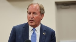 资料照片：德克萨斯州总检察长帕克斯顿与记者交谈。(2021年5月24日)