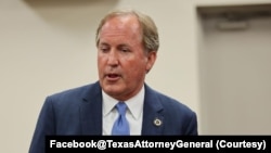 资料照片：德克萨斯州总检察长帕克斯顿与记者交谈。(2021年5月24日)