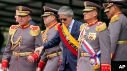 El presidente ecuatoriano, Guillermo Lasso, asiste a una ceremonia militar que marca la fiesta nacional del Diez de Agosto, en la escuela militar Eloy Alfaro en Quito, Ecuador, el 10 de agosto de 2022.