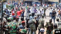 Des policies affrontent des jeunes dans un marché du quartier d'Abobo, Abidjan,15 octobre 2012