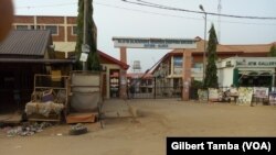 Le marché de Dutsé fermé au public, à Abuja, Nigeria, le 31 mars 2020. (VOA/Gilbert Tamba)