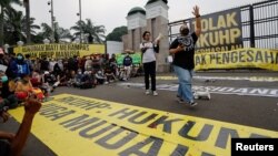 Ratusan warga melakukan aksi penolakan pengesahan RKUHP yang dianggap membatasi hak-hak warga negara, di Gedung DPR di Jakarta pada Senin (5/12) siang. 