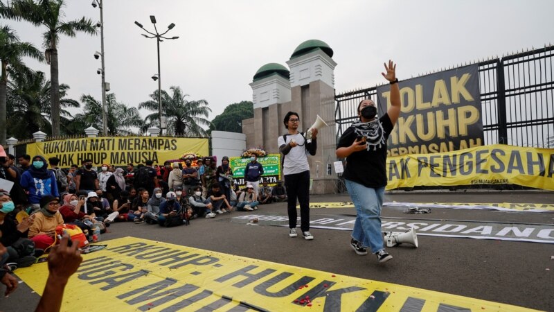 Indonésie: le Parlement criminalise les relations sexuelles hors mariage