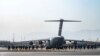 Aviones militares de EE. UU. evacúan desde el aeropuerto de Kabul, Afganistán, a ciudadanos estadounidenses y afganos que califican para visas especiales el 21 de agosto de 2021.