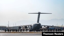 Aviones militares de EE. UU. evacúan desde el aeropuerto de Kabul, Afganistán, a ciudadanos estadounidenses y afganos que califican para visas especiales el 21 de agosto de 2021.