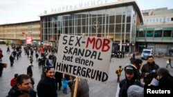 抗议者举起标语牌，表示对性侵暴徒的不满（2016年1月9日）。