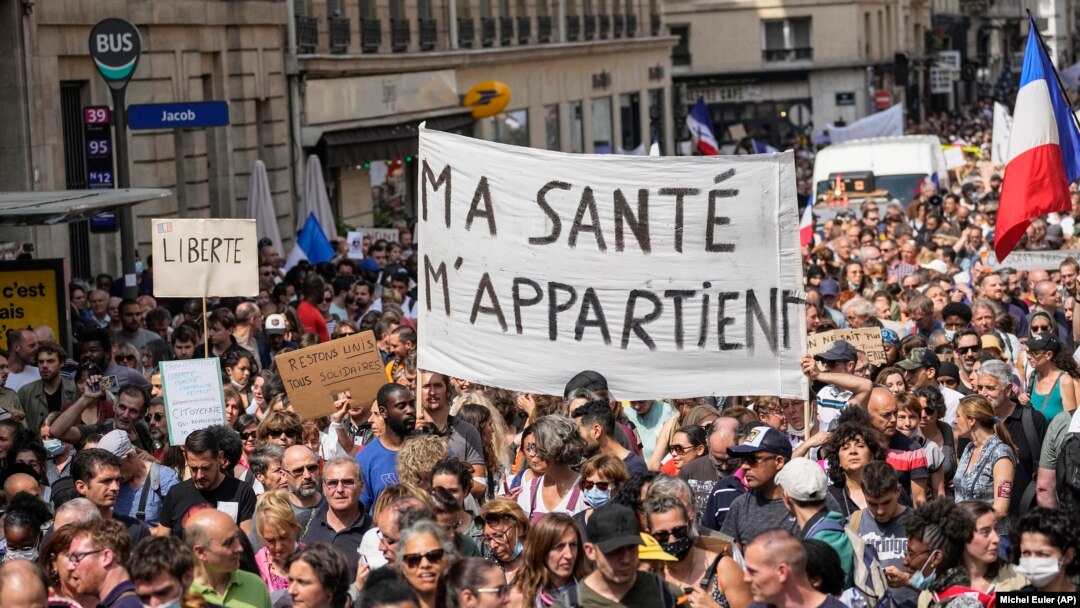 Pengunjuk rasa antivaksin berbaris dengan membawa spanduk bertuliskan "kesehatan milik saya" di Paris, Sabtu, 17 Juli 2021. (AP Photo/Michel Euler) 