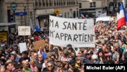 Pengunjuk rasa antivaksin berbaris dengan membawa spanduk bertuliskan "kesehatan milik saya" di Paris, Sabtu, 17 Juli 2021. (AP Photo/Michel Euler) 