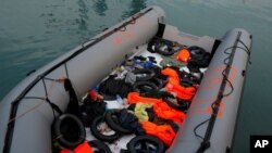 ARSIP – Sebuah perahu dengan pelampung milik para migran, dicegat di lepas pantai Laut Mediterranea, tampak saat mereka tiba dengan kapal penyelamat di pelabuhan Malaga, Spanyol selatan, 15 Januari 2019 (foto: Reuters/Jon Nazca)