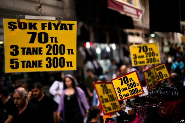 aftar harga terpampang di sebuah toko pakaian di kawasan komersial Eminonu di Istanbul, Turki, pada hari Selasa, 20 Juni 2023. (Foto: AP)