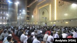 Pelaksanaan sholat Gerhana Matahari di Masjid Istiqlal Jakarta, Rabu 9 Maret 2016.(Foto:VOA/Andylala).