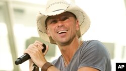 Kenny Chesney es fotografiado durante una actuación en el programa "Today" de NBC, en Nueva York, el año pasado. 