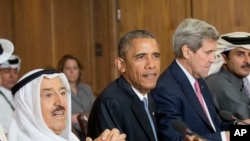 Presiden Barack Obama duduk di antara Emir Kuwait Sheikh Sabah Al-Ahmad Al-Sabah (kiri) dan Menlu AS John Kerry di Camp David, Maryland (14/5).