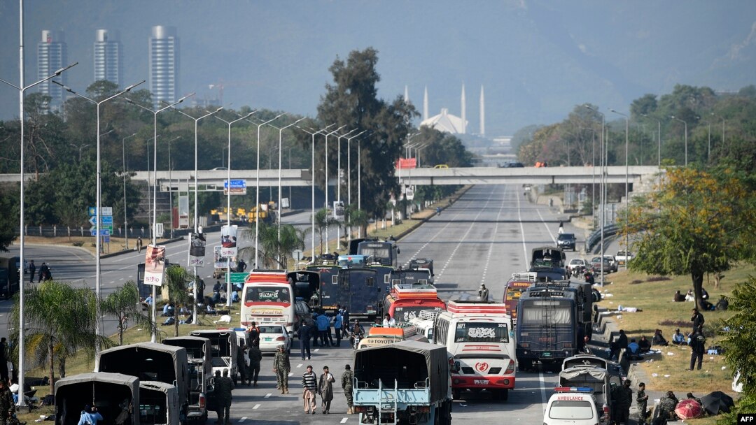 Kendaraan pasukan keamanan terlihat di sepanjang jalan raya Islamabad-Rawalpindi yang diblokir selama demonstrasi anti-Prancis oleh aktivis dan pendukung Tehreek-e-Labbaik Pakistan (TLP), sebuah partai keagamaan, di Islamabad pada 16 November 2020. (Foto: AFP )