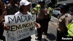 Miles de manifestantes regresaron a las calles para incluso, pedir la renuncia del presidente Nicolás Maduro, mientras el gobierno venezolano recordaba el primer aniversario de la muerte de Hugo Chávez.