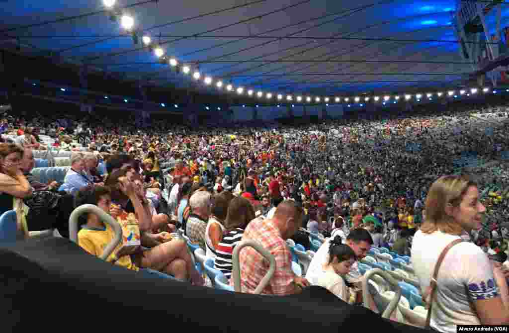 Dadweyne daawanaya xafladda Xafladda furitaanka ciyaaraha Olombikada ee garoonka Maracana, Rio 2016.