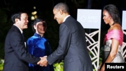Tổng thống Mỹ Barack Obama và Ðệ nhất phu nhân Michelle Obama chào đón Chủ tịch nước Việt Nam Trương Tấn Sang (trái) và phu nhân tại Hội nghị thượng đỉnh APEC ở Honolulu, Hawaii, ngày 12 Tháng 11 năm 2011.