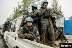 Anggota MONUSCO menaiki truk pikap untuk mengevakuasi staf PBB non-esensial setelah pertempuran antara pemberontak M23 dan FARDC di Goma, Kivu Utara, Republik Demokratik Kongo, 25 Januari 2025. (Foto: REUTERS/Arlette Bashizi)