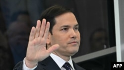 El Secretario de Estado de Estados Unidos, Marco Rubio, saluda a los empleados a su llegada al Departamento de Estado en Washington, DC, el 21 de enero de 2025.