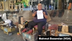 Hacı Çapan, 53 yaşında ve yıllardır Diyarbakır’ın Sur İlçesindeki Dörtyol bölgesinde ayakkabı boyacılığı yapıyor.